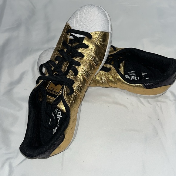 Women’s Adidas superstars - Picture 2 of 3